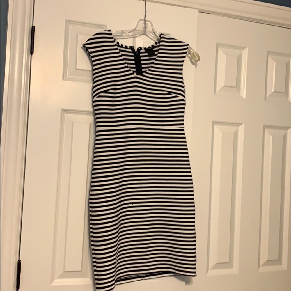 Black and white V-neck striped sleeveless dress